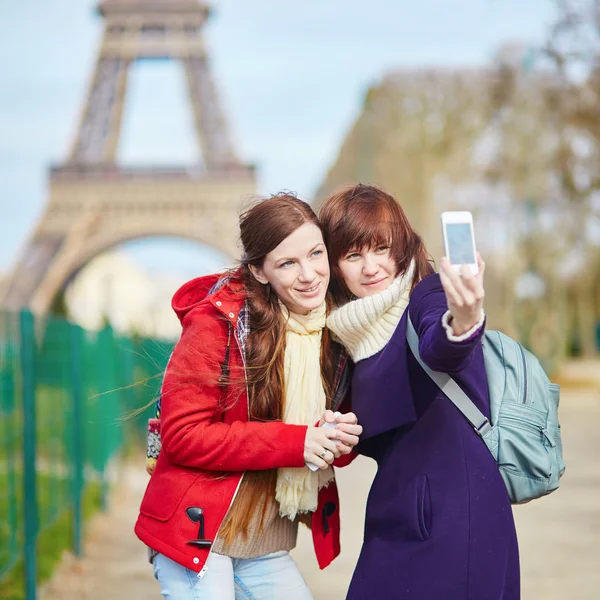 Two cheerful beautiful girls in Paris taking selfie — Stock Photo, Image