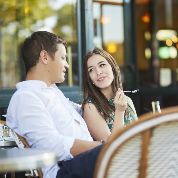 Young romantic couple drinking coffee in Paris, France — Stock Photo, Image