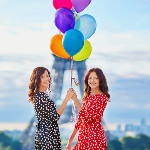 Hermosas hermanas gemelas tomando café —  Fotos de Stock