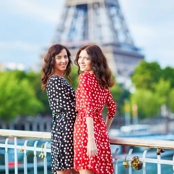 Lindas irmãs gêmeas em Paris, França — Fotografia de Stock
