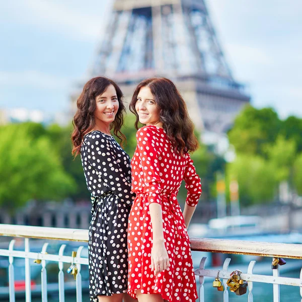 Hermosas hermanas gemelas en París, Francia — Foto de Stock