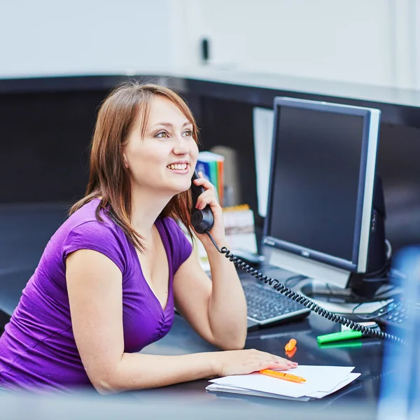 güzel genç resepsiyonist iş başında