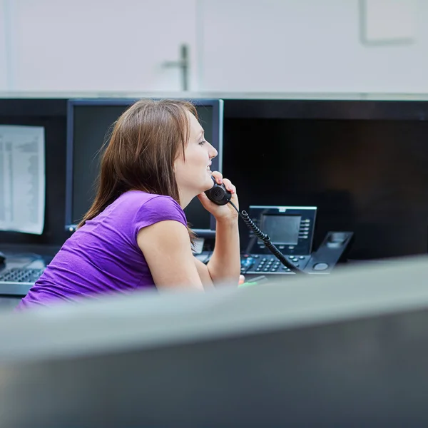 Schöne junge Empfangsdame bei der Arbeit — Stockfoto