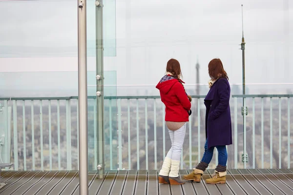 Zwei Mädchen auf der Aussichtsplattform des Montparnasse-Turms — Stockfoto