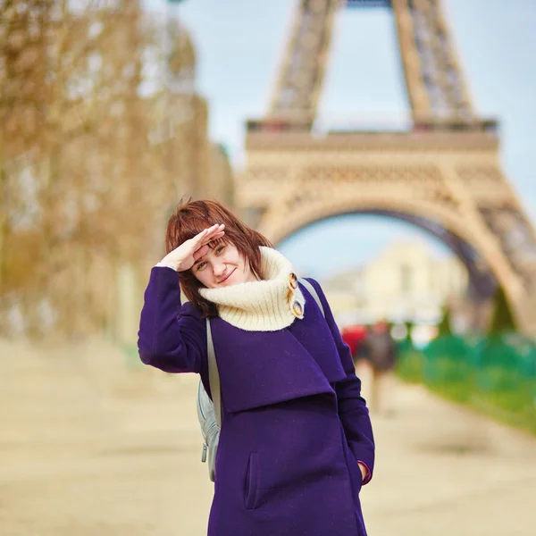 Glad tjej i Paris nära — Stockfoto