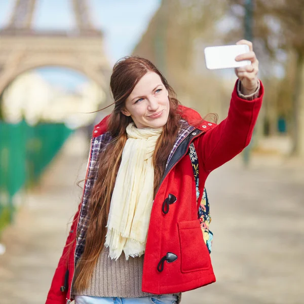 Tourist in Paris taking selfie near the Eiffel tower — Stock Photo, Image