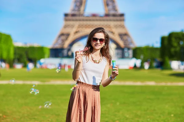 Jovem turista perto da Torre Eiffel — Fotografia de Stock