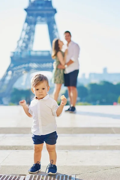 Entzückender kleiner Junge macht seine ersten Schritte — Stockfoto