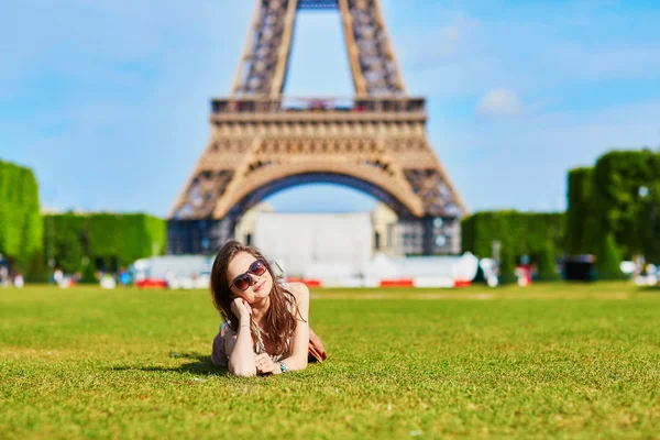 Young tourist near the Eiffel tower — Stock Photo, Image