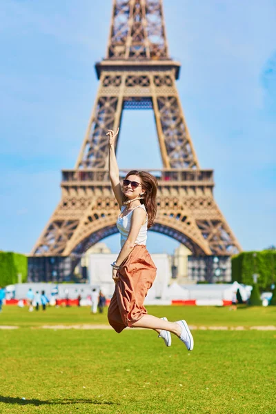 Junge Touristin in der Nähe des Eiffelturms — Stockfoto