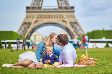 Üç Paris'te piknik mutlu aile