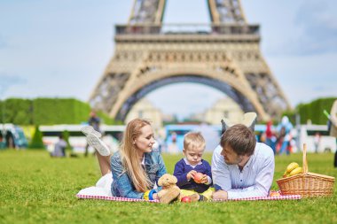 Üç Paris'te piknik mutlu aile