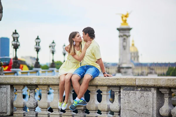 Vackra unga dating par i Paris — Stockfoto