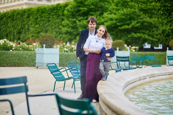 Happy family of three in Paris — Stock Photo, Image