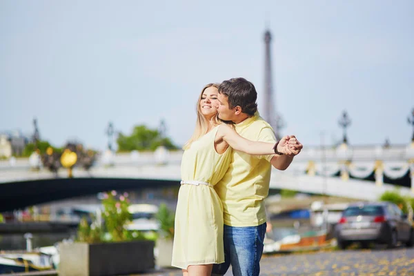 Bonito jovem namoro casal em Paris — Fotografia de Stock