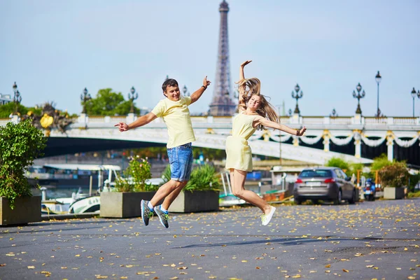 Beautiful young dating couple in Paris — Stock Photo, Image