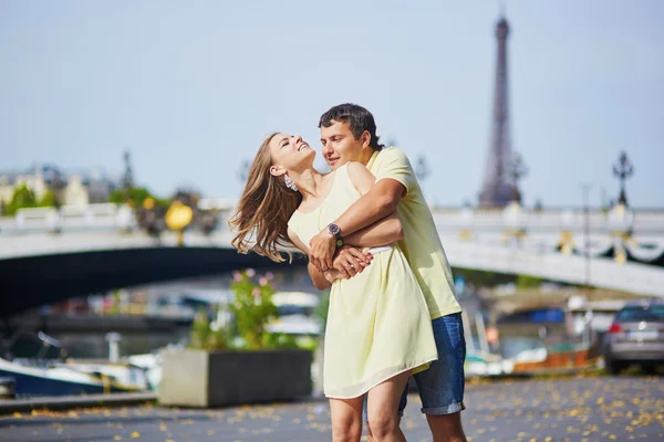 Beautiful young dating couple in Paris — Stock Photo, Image