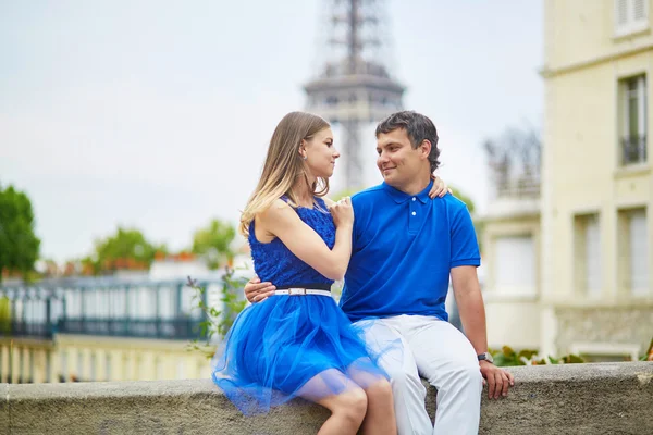 Hermosa joven citas pareja en París — Foto de Stock