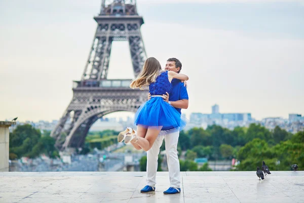 Vackra unga dating par i Paris — Stockfoto