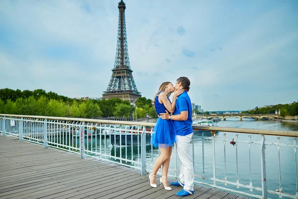 Vackra unga dating par i Paris — Stockfoto