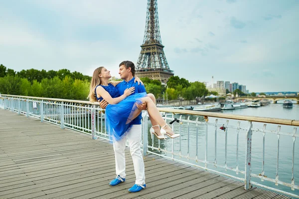 Beautiful young dating couple in Paris — Stock Photo, Image