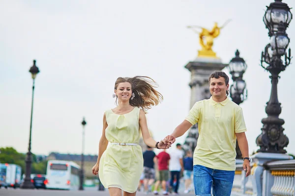 Hermosa joven citas pareja en París — Foto de Stock