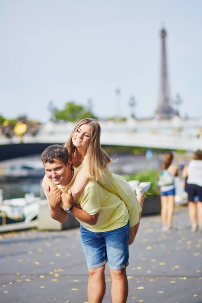 Hermosa joven citas pareja en París —  Fotos de Stock