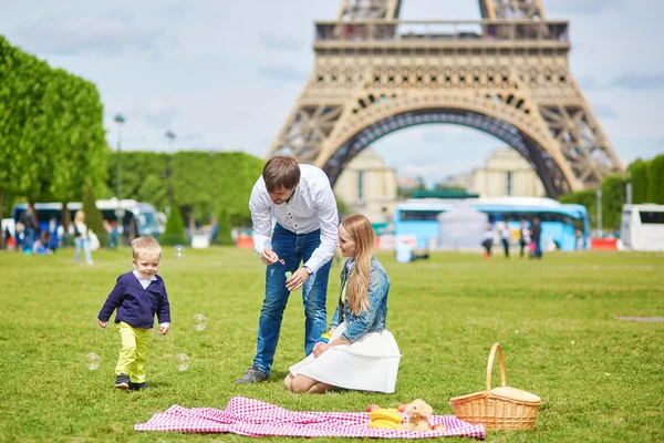 Heureuse famille de trois personnes qui pique-nique à Paris — Photo