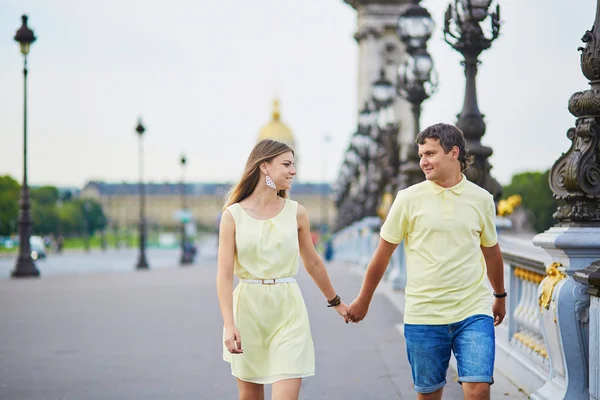 Красивая молодая пара в Париже — стоковое фото