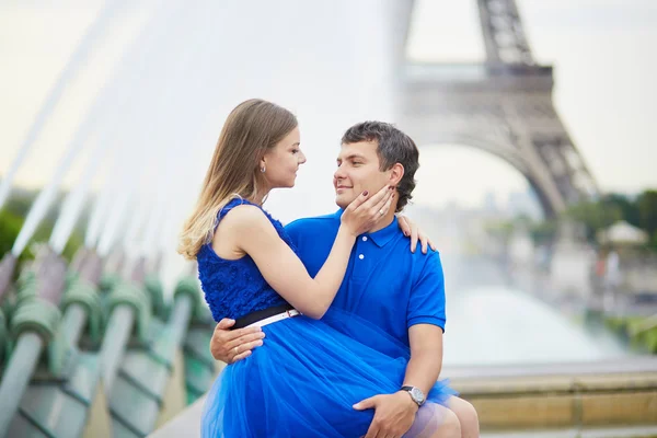 Hermosa joven citas pareja en París — Foto de Stock