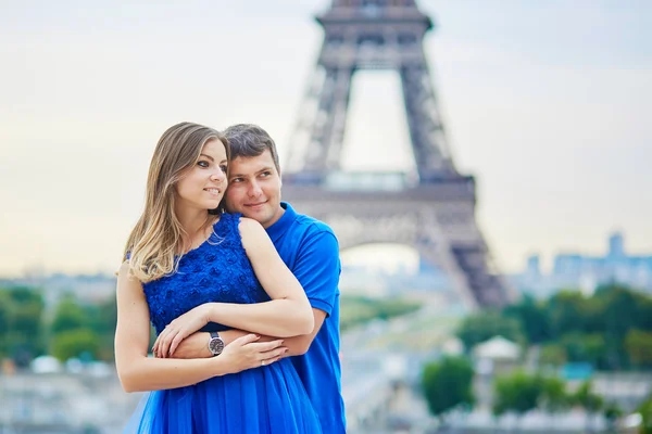 Hermosa joven citas pareja en París — Foto de Stock