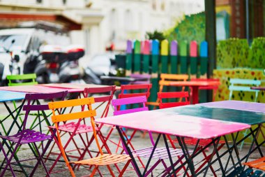 Montmartre Paris açık kafe, parlak renkli tablolar