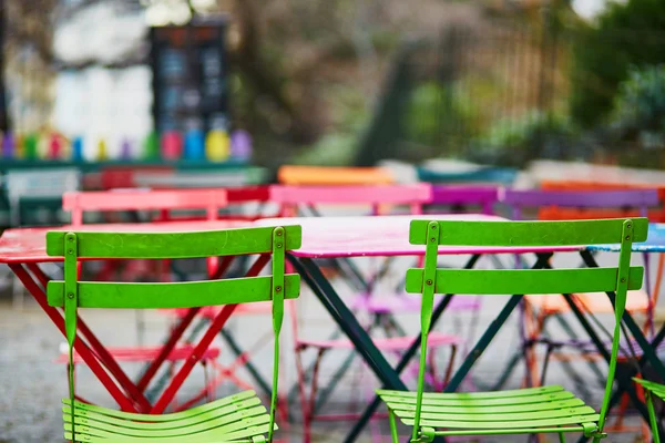 Mesas coloridas brilhantes de café ao ar livre parisiense em Montmartre — Fotografia de Stock