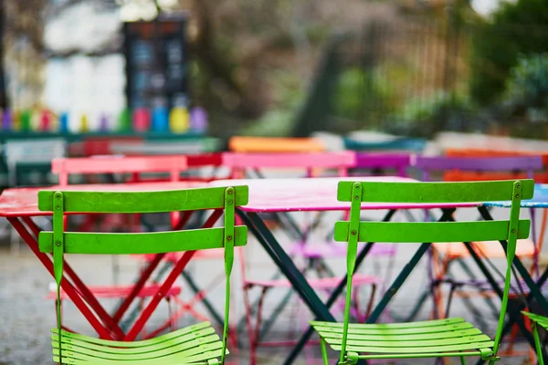 Bright colorful tables of Parisian outdoor cafe on Montmartre — Stock Photo, Image