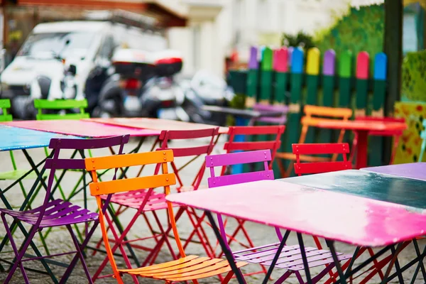 Bright colorful tables of Parisian outdoor cafe on Montmartre — Stock Photo, Image