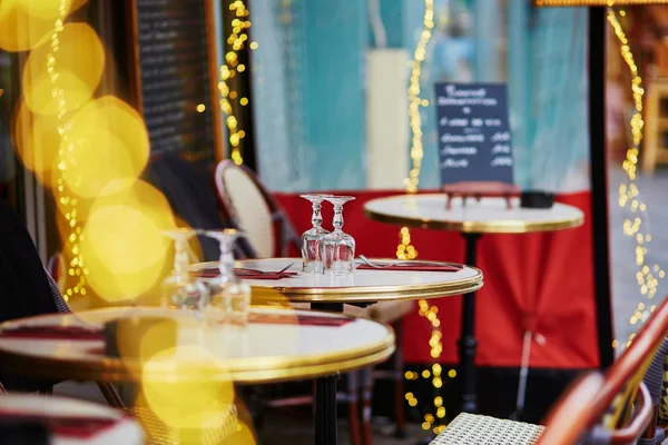 Затишне паризьке відкрите кафе з жовтими вогнями — стокове фото