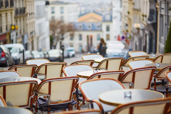 Café exterior Parisiense vazio em Montmartre — Fotografia de Stock