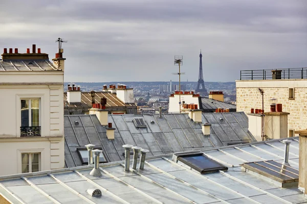 Vista panorámica de los tejados parisinos y la torre Eiffel — Foto de Stock