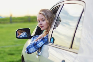 Bir araba kendine güvenen genç kadın