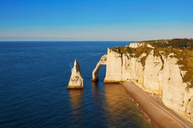 Etretat kayalıklarla doğal görünümü