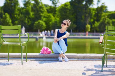 Pembe peonies Tuileries genç Paris kadın