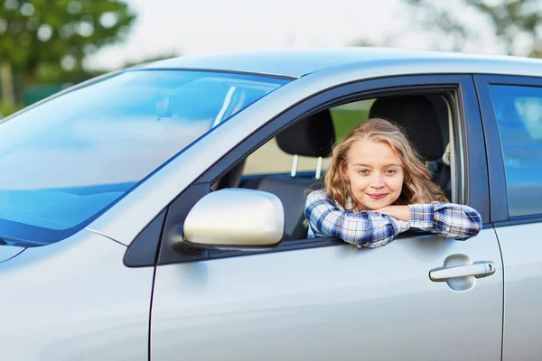 Młoda kobieta pewność prowadzenia samochodu — Zdjęcie stockowe