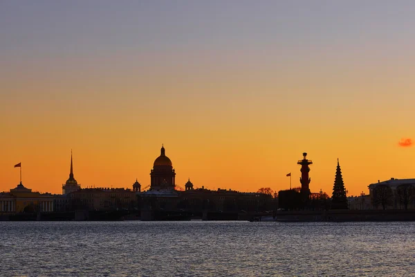 Paisaje urbano de San Petersburgo, Rusia al atardecer — Foto de Stock