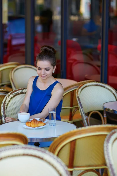 Piękna młoda kobieta paryskich kawiarni — Zdjęcie stockowe