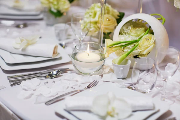 Conjunto de mesa bonita para uma festa de evento ou recepção de casamento — Fotografia de Stock