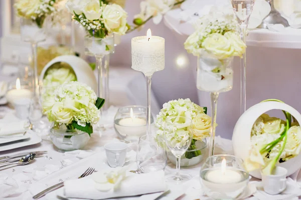 Conjunto de mesa bonita para uma festa de evento ou recepção de casamento — Fotografia de Stock