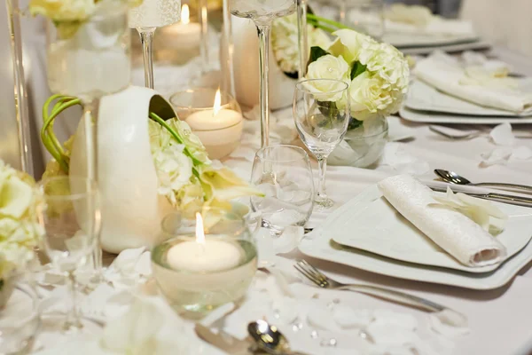 Conjunto de mesa bonita para uma festa de evento ou recepção de casamento — Fotografia de Stock