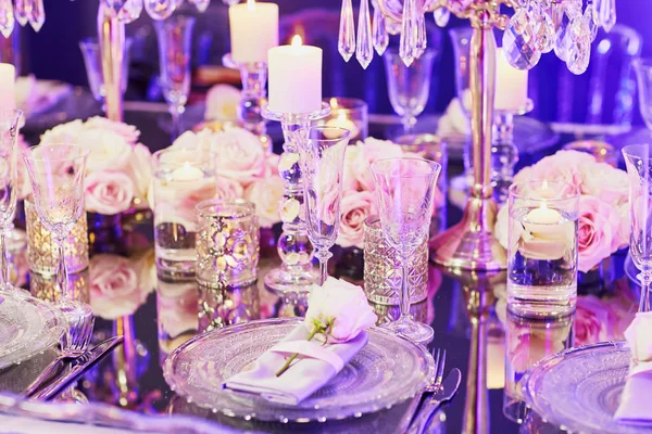 Elegante juego de mesa para una fiesta de eventos o una recepción de boda — Foto de Stock