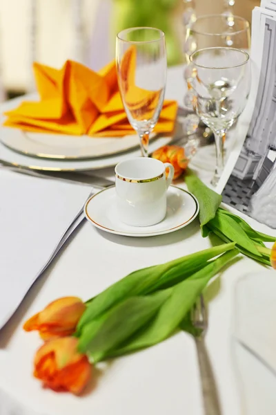 Kaffekopp och orange tulip — Stockfoto