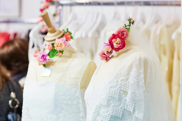 Bellissimi abiti da sposa su manichini — Foto Stock